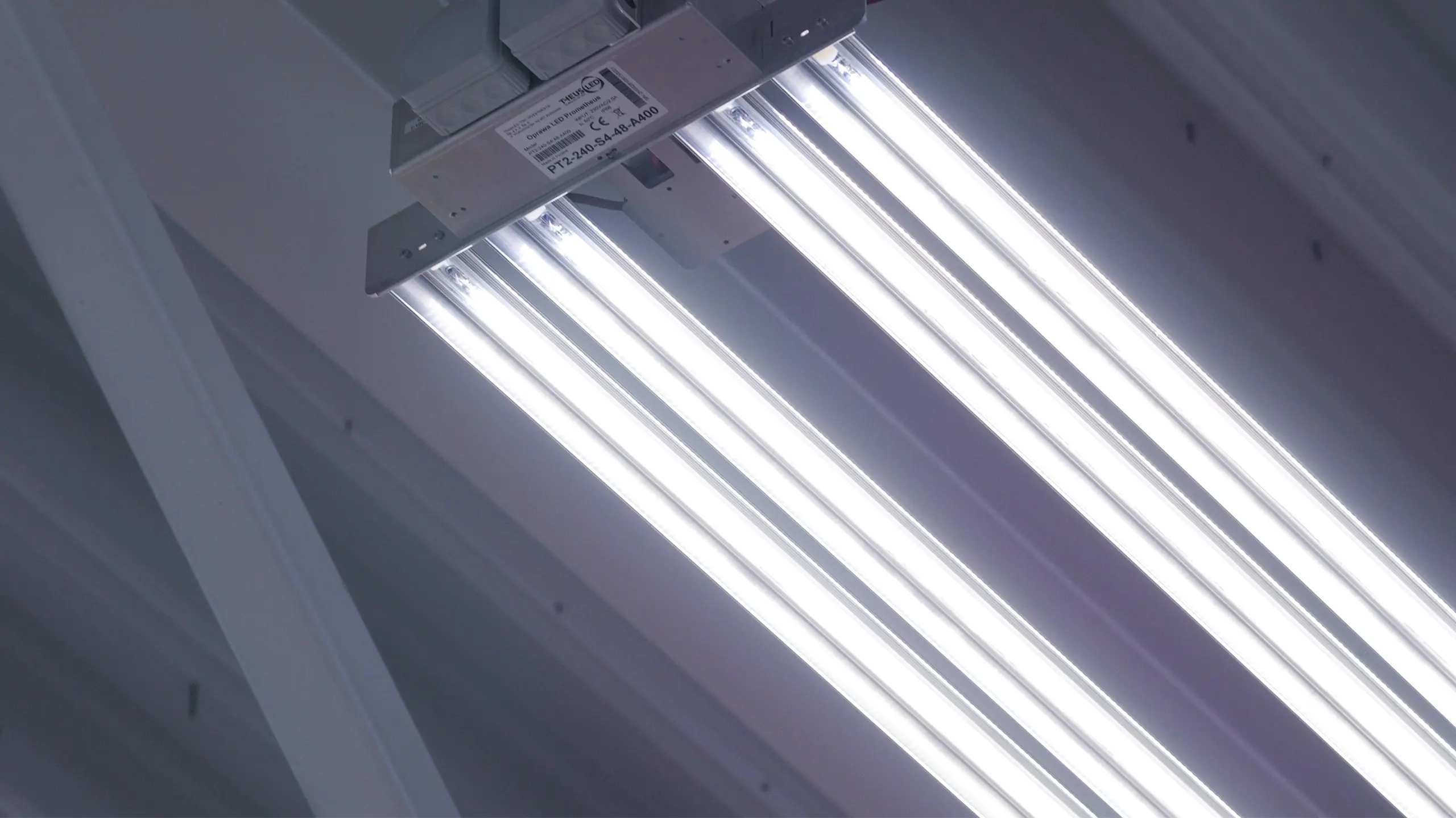 ezen a képen egy ipari LED lámpa látható, a Led N More kínálatából