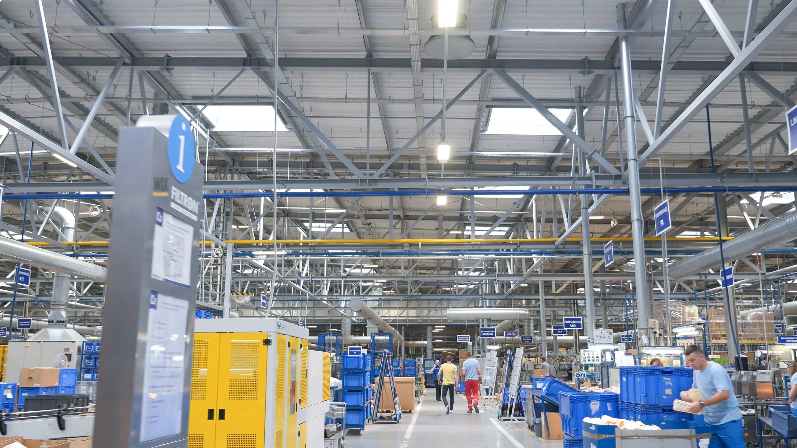Ezen a képen egy ipari üzem látható led világítással felszerelve.